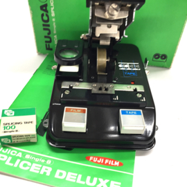 Professionele Fujica film splicer de luxe, in orginele doos met handleiding en een rol tape voor 100 lassen, voor super/single 8 films