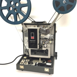 Nr.8735 -- mooie KODAK Pageant 16mm projector uit 1959, projector is werkend, zowel beeld als optisch geluid, mag.geluid geeft brom, loopwerk is prima , getest met film,met spiekers in deksel, extra reserve lamp,lens converter voor extra groot beeld