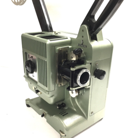 Nr.8881 -- Zeer solide Siemens 800 film projector voor alleen DUBBEL/normaal 8mm films Lens:Astro Kino IV 1: 1,4 18mm. lamp max.500W. vooruit en achteruit afspelen , zie omschrijving heeft service/revisiebeurt gehad en werkt prima
