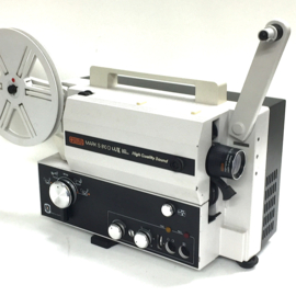 Nr.8871 -- Eumig Mark S 810 D Lux geschikt voor dubbel 8 film en super 8 films met geluid (of zonder geluid),, 100w halogeenlamp, lichtsterke zoomlens,  heeft service beurt gehad is in zeer goede staat en werkt goed