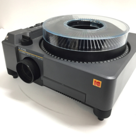 Nr.8788 - KODAK 5020 prof. kleinbeeld (5x5cm) carousel projector met dubbele 2x 82V-300 watt halogeenlamp,schneider kreuznach 100mm lens, timer, afstandsbediening,autofocus,vele mogelijkheden,  een later model, heeft service beurt gehad en werkt prima