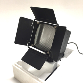 Reflecta XM 12 --  foto & film spot met matglas voor spreiding licht, 4 lichtkleppen, met ventilator voor langdurig gebruik, met sterke halogeenlamp 220V-1000W , nieuw in doos
