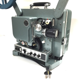 Nr.8730 -- Eiki ST-2H  Voor 16mm films met geluid (optisch en magnetisch) ingebouwde spieker, Eiki lens met zoomconverter, 200W halogeenlamp, projector heeft service beurt gehad, word geleverd zonder deksel is in goede staat en werkt goed