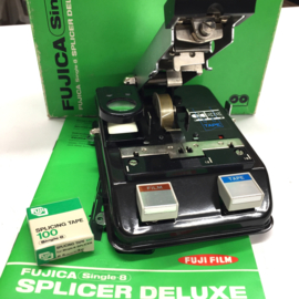 Professionele Fujica film splicer de luxe, in orginele doos met handleiding en een rol tape voor 100 lassen, voor super/single 8 films