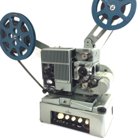 Nr.8898 -- in zeer goede staat verkerende 16mm Siemens 2000 projector met zware buizen versterker, voor 600 m. spoelen, 750 Watt lamp,regelbare snelheid, optisch geluid, gewoon 230 volt  heeft gehele revisiebeurt gehad en werkt zeer goed