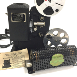Nr.8852 - Kodak Kodascope Eight model 40  uit 1934 ,voor dubbel8 films ,in perfecte staat met nieuwe lamp,handleiding en trafo, heeft service beurt gehad en werkt goed