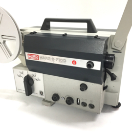 Nr.8886 -- Eumig Mark S 710 D voor dubbel 8 mm en super 8 mm films met GELUID en zonder geluid, halogeenlamp, geschikt voor 180m.spoelen, heeft service beurt gehad en werkt goed