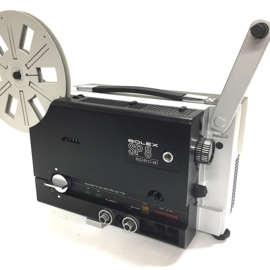 Nr.8847 -- Bolex SP8 special voor super 8 mm films met of zonder geluid, zoomlens: Bolex Hi-Fi f: 1.2 F: 12.5-25mm ,halogeenlamp: 100 W, 12 V, spoelen tot 180 m. 10 watt versterker, heeft service/revisie beurt gehad, als nieuw en werkt naar behoren