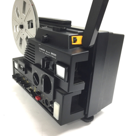 Nr.8845 --Super 8 -- prachtige Chinon 9500 voor super 8 films zowel magnetisch als optisch geluid,  met een sterke halogeenlamp 15v-150W, lens: Chinon Zoom f: 1,3 F: 15-30 mm, zeer veel mogelijkheden, heeft service beurt gehad en werkt goed