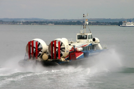 A0026 -16mm- Hovercraft in aktie, zeer interesante documentaire,speelduur 15 min. goed van kleur en Nederlands gesproken, heeft begin/end titels op spoel en in doos