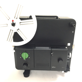 Nr.8846 -- Braun FP 7 voor super 8 mm films zonder geluid losse halogeenlamp : 100 W , 12 V zonder spiegel, FCRzoom lens: Will- Wetzlar f : 1,3 F : 16,5-30 mm, spoel capaciteit : 120 m. heeft service/revisie beurt gehad met deksel en werkt goed