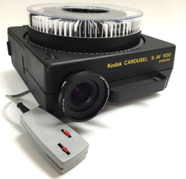 Nr.8778 - Kodak Carousel S-AV 1050 voor kleinbeeld dia's (5x5 cm)  halogeenlamp: 24V 250W, met Kodak Ektapro 36mm  lens, voor groot beeld op korte afstand, incl.afstandsbediening/ diacarousell voor 80 dia's heeft service beurt gehad en is in goede staat