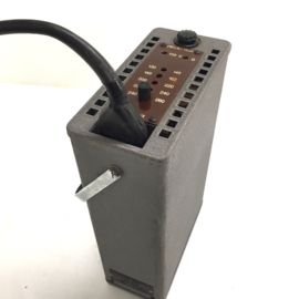 Makkelijk draagbare Paillard travo van 240 Volt naar 110-125 volt geschikt voor 16mm projectoren is verstelbaar  in diverse ingangs voltage's, uitgangsspanning  110 -125 Volt  880 - 1000VA