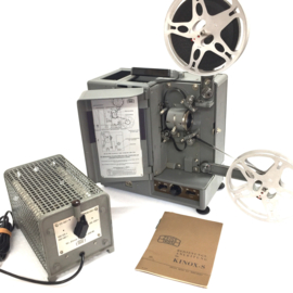 Draagbare Zeiss Ikon -- Model Kinox uit 1939 voor 16mm silent film met Maltezer kruis, lamp 500W geheel compleet met spoel,trafo en handleiding, projector werkt prima een zeer zeldzame projector weegt 11 kg form 30x30x17cm voor de echte verzamelaar