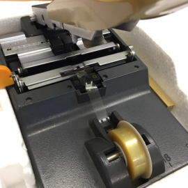 Incl.extra grote rol tape voor ca.300 lassen. Professionele Fujica 2 sporen sound plakpers voor super en single 8 films,  in orginele doos met handleiding