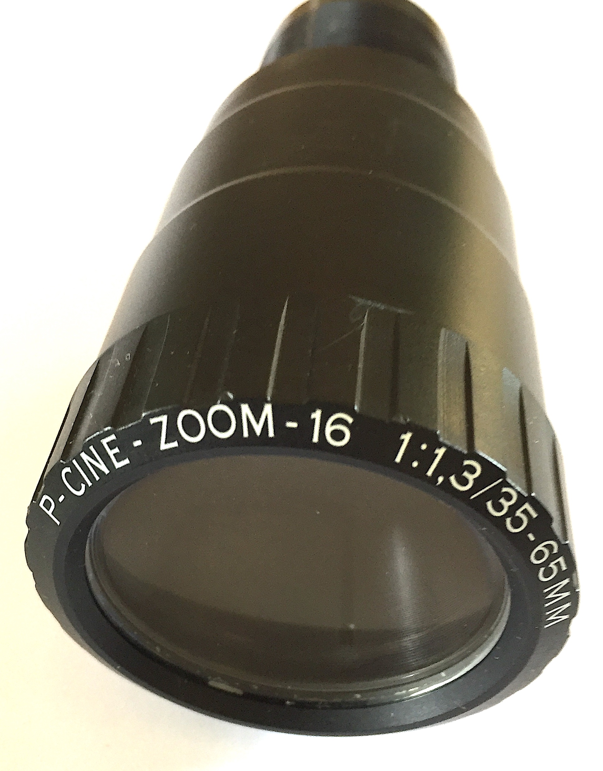 PL055-- 16mm  Bauer P.Cine zoom lens kleur zwart 1:1.3 - 35/65mm doorsnee 42.5mm schroef , vrij lichtsterke lens is in prima staat