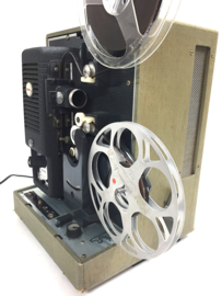 Nr.8736  -- standaard 8 geluid KODAK Sound 8 projector voor Dubbel/Normaal 8 films uit 1962, de projector is werkend, voor films met en zonder geluid, projector is getest met film en werkt naar behoren, deksel is niet aanwezig, zeldzame projector uit 1962