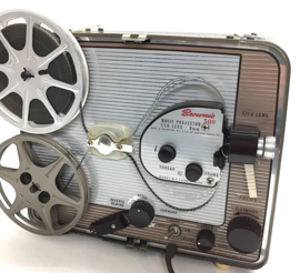 Nr.8734 -- ,,uit het jaar 1950,, mooie Kodak Brownie 500 movie projector voor dubbel 8 films samen met een Kodak Brownie movie camera voor dubbel 8 films, in 1 koop, beide zijn werkend en in goede staat ondanks bijna 75 jaar oud, voor de verzamelaar