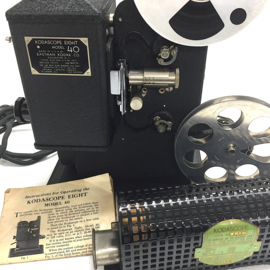 Nr.8852 - Kodak Kodascope Eight model 40  uit 1934 ,voor dubbel8 films ,in perfecte staat met nieuwe lamp,handleiding en trafo, heeft service beurt gehad en werkt goed