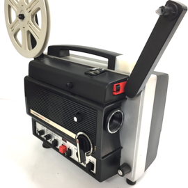 Nr.8891 -- Chinon sound 8000 voor super 8 mm film met en zonder geluid,,lens: Chinon Zoom f: 1.3 F: 15-25 mm, halogeen lamp: 100 W, 12 V EFP Spoel capaciteit: 180 m, heeft service beurt gehad en werkt prima