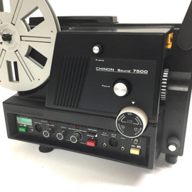 Nr.8844 -- Chinon Sound 7500 voor super 8 mm film met of zonder geluid,met Chinon Zoom f: 1,3 F: 15-30 mm zware halogeenlamp: 150 W, 15 V, EFR,  spoel capaciteit: 180 m.mooie zware projector, heeft service / revisie beurt gehad en werkt prima