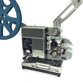 Nr.8899 --16mm Siemens 2000 projector met platte transistor versterker , geschikt voor 600 m. spoelen, 750 Watt lamp,regelbare snelheid, optisch geluid, gewoon 230 volt  heeft gehele revisiebeurt gehad en werkt goed