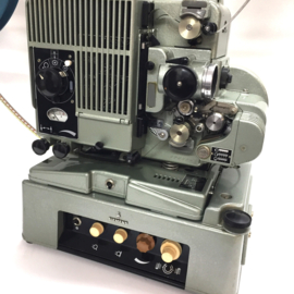 Nr.8547 --prachtige 16mm  SIEMENS 2000 projector met 10 watt. Sf V 6.5 buizen versterker, heeft optisch geluid, lens 50mm  en een 750 watt  lamp, geschikt voor 600 meter spoelen, heeft service beurt gehad en is in goede werkende staat