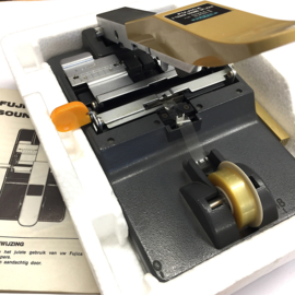 Incl.extra grote rol tape voor ca.300 lassen. Professionele Fujica 2 sporen sound plakpers voor super en single 8 films,  in orginele doos met handleiding