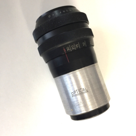 PL048  -- 16mm Optical - AMAMORPHIC (cinemascoop) lens, doorsnee 52.5 mm , is helder en scherp vanaf ongeveer 2,5  meter in goede staat