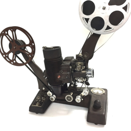 Nr.8800 -- 16mm -- Bell & Howell Showmaster Filmo model 129 uit 1940 silent projector voor 16mm films, geschikt voor grote spoelen, in orginele staat met orginele lamp, de projector werkt prima 110 volt