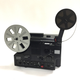 Nr.8860 -Revue Lux 2 Sound (is gelijk aan Chinon Sound 9500) voor super 8 mm films met of zonder geluid, 150W halogeenlamp opt/mag.geluid, 180m. spoelen, zeer uitgebreide projector, heeft service/revisie beurt gehad en werkt zeer goed