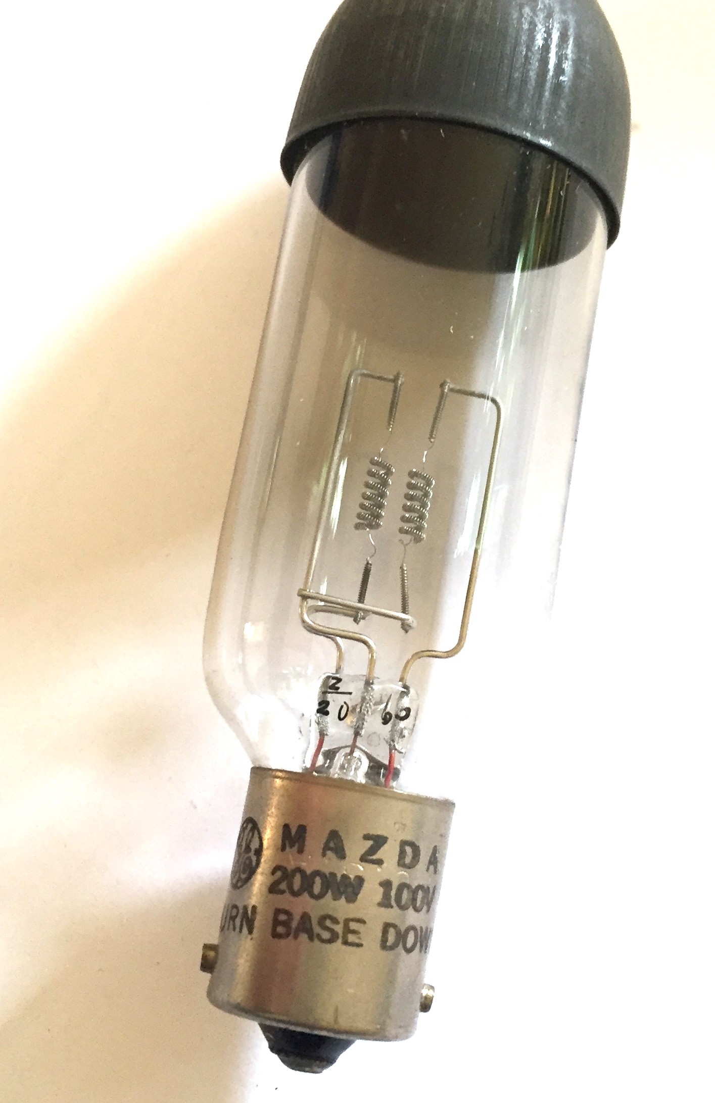 Nr. A045 Mazda projectielamp Lamp 100V, 200W  Burn base down, bajonet smal