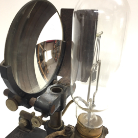 Zeiss Ikon lampen unit uit 1950 komt uit een lampenhuis van een 35mm bioscoop projector, met lamp en spiegel