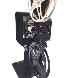 A vintage Kodascope model E film projector. Made in the USA by Eastman Kodak Co. Circa uit het jaar 1930s. zware metalen projector met 500W lamp de projector is werkend maar is wel 110 Volt