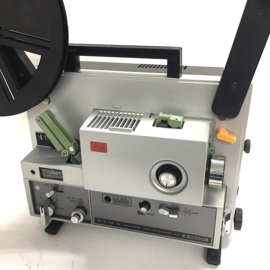 Nr.8858 -- Elmo ST-1200 HD 2-track voor Super 8 mm films, 150 watt halogeenlamp, geschikt VOOR 360 METER spoelen, 15W.zware versterker zeer solide projector heeft service/revisie beurt gehad en werkt prima
