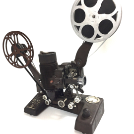Nr.8800 -- 16mm -- Bell & Howell Showmaster Filmo model 129 uit 1940 silent projector voor 16mm films, geschikt voor grote spoelen, in orginele staat met orginele lamp, de projector werkt prima 110 volt