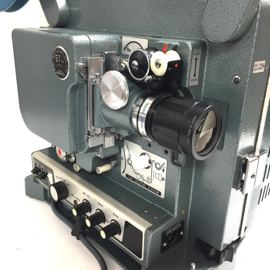 Nr.8809 - Eiki ST-M serie in perfecte staat voor 16mm films met geluid (optisch en magnetisch) , Eiki lens met zoomconverter, halogeenlamp, projector heeft service beurt gehad, word geleverd met spieker/ deksel