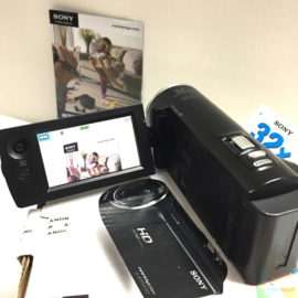 Nr.8639 -- Sony CX220E Full HD video camera met 32x zoom, nieuw in orginele doos met 64MB card en card lezer, camera is getest en werkt naar behoren, word veel gebruikt om uw films te digitaliseren