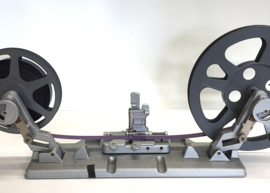 Nr.9129--mooie Siemens 16mm. omspoeler voor 250 meter spoelen met orginele Siemens plakpers geheel van alminium,makkelijk opbergen is inklapbaar,geschikt voor 250m. spoelen 16mm, heeft service beurt gehad en werkt prima