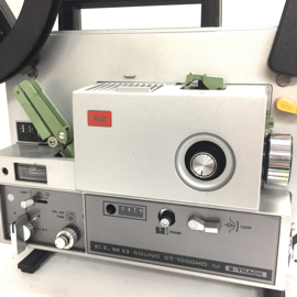 Nr.8858 -- Elmo ST-1200 HD 2-track voor Super 8 mm films, 150 watt halogeenlamp, geschikt VOOR 360 METER spoelen, 15W.zware versterker zeer solide projector heeft service/revisie beurt gehad en werkt prima