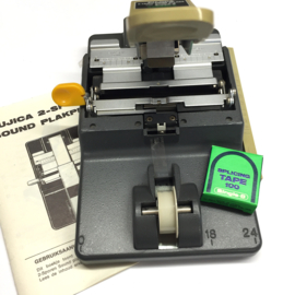 Professionele Fujica 2 sporen sound plakpers voor super en single 8 films, incl. rol tape voor ca.100 lassen, in orginele doos met handleiding