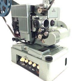 Nr.8898 -- in zeer goede staat verkerende 16mm Siemens 2000 projector met zware buizen versterker, voor 600 m. spoelen, 750 Watt lamp,regelbare snelheid, optisch geluid, gewoon 230 volt  heeft gehele revisiebeurt gehad en werkt zeer goed