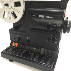 Nr.8849 -- Eumig S938 STEREO Sound, voor super 8 films met en zonder geluid,zware 150W halogeenlamp, spoelen tot 180m. 2x 20W.versterker, heeft service/revisie beurt gehad, mist klein stukje van knopje hoge tonen maar verder prima bedienbaar, werkt prima