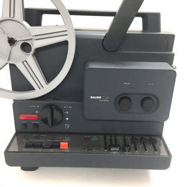Nr.8861 - Bauer T520 Duoplay voor Super 8 mm films met of zonder geluid,sterke 150W.halogeenlamp, tot 240meter spoelen 20W.versterker etc. heeft service beurt gehad, beeldteller werkt slecht verder prima machine loopt mooi