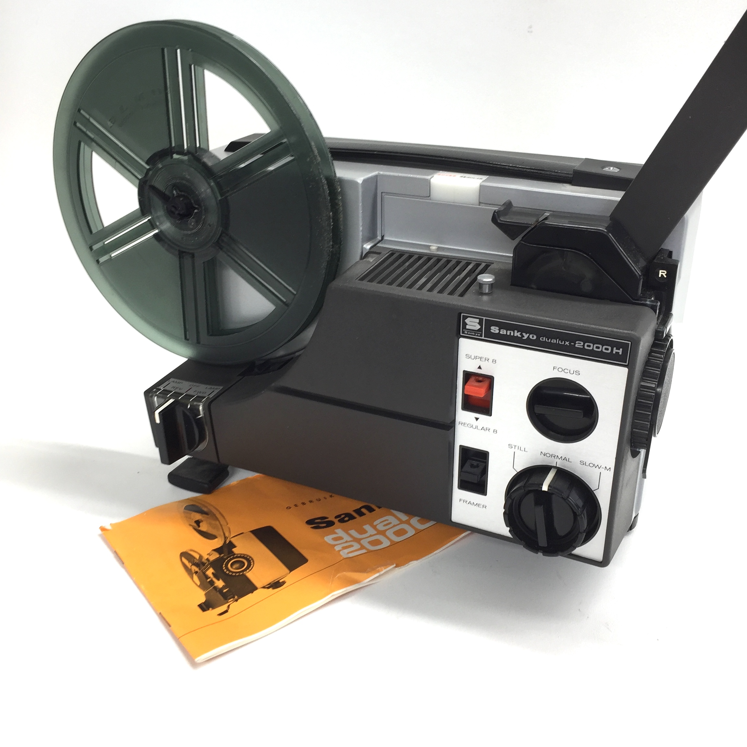 Nr.9003 -- Sankyo Dualux 2000H , zonder geluid voor Super en dubbel 8 films, regelbare snelheid, 100 Watt halogeenlamp, 120m. spoelen, automatische invoer, heeft service beurt gehad en werkt goed