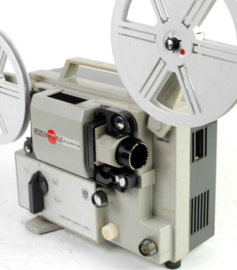 Nr.8412 -- Eumig Mark M voor Super 8 films, de onverslijtbare metalen projector met losse halogeenlamp, Will-Wetzlar zoomlens, snelheid: 18 , 24 fps, film invoer : automatisch heeft service beurt gehad en werkt goed.