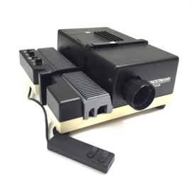 Nr.8689 -mooie Kindermann Autofocus kleinbeeld dia projector met  halogeenlamp: 24V 150W, Lens:  Isco-Gottingen V/2,8/85 mm met afstandsbediening, automatische scherpstelling met intervalschakelaar (timer) 3-30sec,heeft service beurt gehad en werkt goed