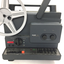 Nr.8876 --  Bauer T600 Stereosound - Super 8 mm films, 150W.halogeenlamp, 2x 20 w. versterker, 240m.spoelen,Schneider zoomlens, LET OP dig.beeldteller werkt niet ,maar meestal toch nooit gebruikt, nieuwe motorsnaar,heeft service beurt gehad en werkt prima