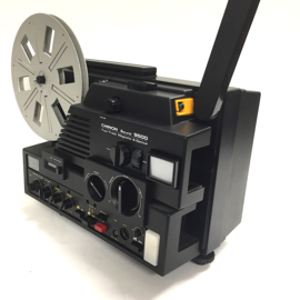 Nr.8845 --Super 8 -- prachtige Chinon 9500 voor super 8 films zowel magnetisch als optisch geluid,  met een sterke halogeenlamp 15v-150W, lens: Chinon Zoom f: 1,3 F: 15-30 mm, zeer veel mogelijkheden, heeft service beurt gehad en werkt goed