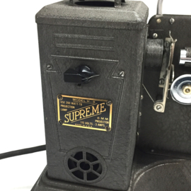 Orgineel uit de USA, normaal 8mm filmprojector ,,Supreme,, uit de jaren '50, projector is 110 volt zware projector en is in werkende staat
